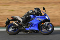 スーパースポーツというジャンルに幅広いモデルをラインナップするヤマハ。なかでも249ccの2気筒エンジンを搭載した「YZF-R25」は、車検が不要な“軽二輪”の区分に属するエントリーモデルである。