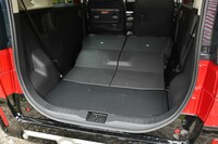 後席の背もたれをすべて倒しても前に向かって少しずつ高くなっていく構造のため、車中泊は難しい。カタログにもそれを想起させるような写真は使われていない。