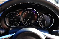 細かいところでは、3眼メーターのデザインや表示も変更。中央の速度計を黒い文字盤の液晶タイプとし、左のディスプレイ表示にはアダプティブクルーズコントロールの作動画面を追加している。