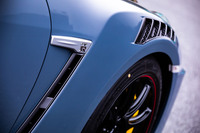 上部と後部にエアアウトレットダクトが備わる「NISMO」専用の拡幅カーボン製フロントフェンダー。専用フロントスポイラーによって増加したダウンフォース量から排出風流量を算出し、開口面積やルーバー突出量が決定されている。