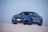今回試乗したのは、4.4リッターV8ツインターボエンジンを搭載する「M850i xDriveクーペ」。ボディーカラーは「バルセロナブルー」と呼ばれる新型「8シリーズ」のイメージカラーである。日本では2018年11月9日に発表され、同日に販売を開始している。