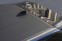 「GRヤリス」のボンネットやバックドア、左右ドアはアルミ製。ルーフはC-SMC工法によるカーボン製となっている。