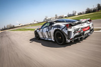 「プロでないドライバーがステアリングを握っても、さまざまな状況でレーシングカー並みの走りを堪能できる」というコンセプトで開発された。