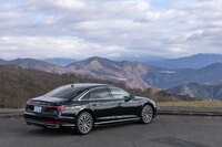 昨今はプレミアムセグメントでもSUVに押され気味なセダンだが、「アウディA8 L」からは、こうしたクルマには依然として“ならでは”の心地よさがあることが感じられた。