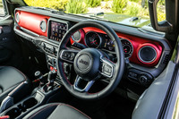 装備は4ドア仕様の「ルビコン」に準じており、ステアリングヒーターや8.4インチタッチパネルモニター付きオーディオナビゲーションシステム、サブウーハー付きアルパイン製プレミアムスピーカーなどが標準で備わる。