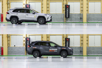 「アイスガード7」（写真上）と「アイスガードSUV G075」（写真下）を装着した「RAV4」による直線コースでの制動テスト風景。30km/hからのフル制動では前者がおよそ平均15m、後者はおよそ平均17mで完全停止した。