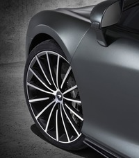 アルミホイールはシルバー仕上げの7スポーク鋳造ホイールが標準。オプションで15スポークの鍛造ホイール（写真）に変更できる。