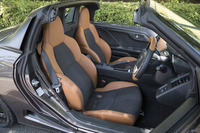 「ブルーノレザーエディション」専用装備となる「ジャズブラウンカラー」のスポーツレザーシート。ブラウンの部分には半光沢の本革が、中央のグレーの部分には滑りにくいスエードが用いられている。