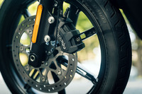 シングルディスクのフロントブレーキはブレンボ製。リニアな利きと、その利き具合をしっかりとライダーの手に伝えてくるインフォメーションの細かさが特徴だ。