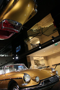 上階には、往年の「シトロエンDS」とのつながりを強調すべく、歴史的車両が展示されていた。
