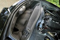 マフラーの変更に伴い、リアのトランクルームには増設されたサイレンサーを避けるための出っ張りが。なお、この形状でも取り外したルーフの収納は可能となっている。