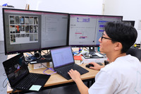 本部にて、山本さんによる「BMW 320i」の点検結果を確認するカーオーナー事業部 カスタマーエクスペリエンスの中畑直哉さん。見積もりの作成と部品の調達は、いずれも本部で行われる。