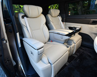 2列目は「エグゼクティブラウンジ」専用のキャプテンシート。トヨタ車としては初めてレールとの間に防振ゴムを採用したほか、シートバックには低反発ウレタンを使っている。