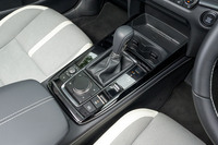 タッチスクリーンと音声入力による操作を重視した「CX-5」に対し、「CX-30」は機械式のコントローラーによる操作を重視。センターコンソールには、インフォテインメントシステム用のコントローラーが残されている。
