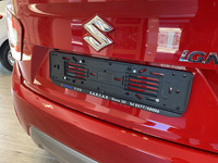 装着されるようになって久しい、販売店オリジナルの日本語入りナンバープレート用フレーム。