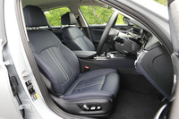 ダコタレザーで仕立てられた、「530e iパフォーマンス ラグジュアリー」のシート。フロントは8ウェイの電動調節機構付き。