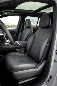 シートの背もたれは肩の部分までフラットになった独特の形状。ボディーの高さがあるため「EQE」よりもグッと開放感がある。