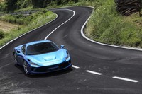 時代の要請に応じて環境性能も高めた最新のV8フェラーリ。しかし、その走りからは、ネガティブな要素は感じられない。