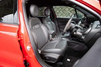 丸いヘッドレストがユニークなシートの形状は既存のグレードと同じ。ブラックレザーの表皮が「スポーツ」専用だ。