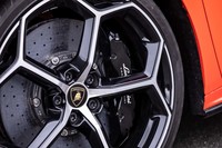 「ウラカンEVO」では、これまでオプションアイテムだったブレンボ製のカーボンセラミックブレーキが標準装備となった。100km/hから完全停止までの制動距離は、31.9mと発表されている。