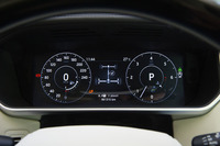 メーターパネルはフル液晶タイプを採用する。写真のような2眼式メーターのほか、昨今の流行にのっとり、マップなどを表示することもできる。