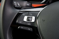 アダプティブクルーズコントロールはセットオプション「セーフティーパッケージ」に含まれている。全車速に対応するが、「ゴルフ」などが採用する操舵支援機能は用意されていない。