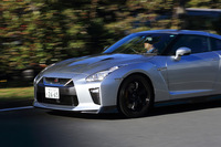 「トラックエディション」には動力性能を突き詰めたワークスチューン仕様の「NISMO」と同じ、高剛性のボンディングボディーや専用チューニングのサスペンションが用いられている。