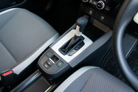 シフトセレクターには純ガソリン車、ハイブリッド車ともども、シンプルなストレートゲートのレバー式を採用。これも操作のわかりやすさを重視したためだ。