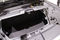 カバーを開けると、ちょっとした物入れが現れる。