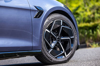 ブラックをベースに切削加工が施された特徴的なデザインの19インチホイールは、後輪駆動車と四輪駆動車に共通するアイテム。今回の試乗車は、235/45R19サイズの「コンチネンタル・エココンタクト6 Q」タイヤを組み合わせていた。