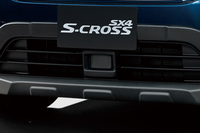 「SX4 Sクロス」のフロント部に装備されたミリ波レーダーユニット。ミリ波レーダー方式の衝突被害軽減ブレーキ「レーダーブレーキサポートII」と約40km/hから作動するアダプティブクルーズコントロールが標準装備された。