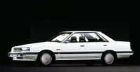 「都市工学です。」という不可解なキャッチコピーを掲げて1985年に登場した7代目R31「日産スカイライン」。写真の4ドアハードトップまたは4ドアセダンボディーに、2リッター直6 DOHC 24バルブターボから1.8リッター直4 SOHCユニットまでを積む。
