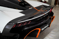 リアウイングは可動式。選択したドライブモードに合わせて自動でせり上がる。エンジンフードとバンパー下の2カ所にエキゾーストフィニッシャーが配置される。