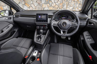 コックピットは「E-TECHエンジニアード」専用のステアリングホイール、カーボン調のダッシュボードとドアトリム、ウォームチタニウムのアクセント加飾、アルミペダルなどでスポーティーに仕上げられている。スマホ用ミラーリング機能が備わる「EASY LINK」のタッチ式ディスプレイは7インチサイズ。