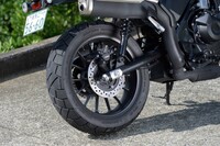 タイヤサイズは前が110/80R19、後ろが150/70R17。ダート走行も考慮した、深溝のラジアルタイヤが装着される。