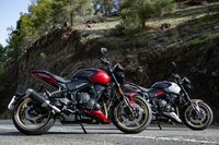 カラーリングは全3種類。モノトーンの「ジェットブラック」が標準で、写真の「カーニバルレッド」と「アッシュグレー」は＋2万円のオプションカラーとなる。