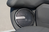 「ロードグライド リミテッド」には、Rockford Fosgateの高性能オーディオも装備。カウルの内側に加え、パッセンジャーシートの左右にもスピーカーが搭載される。
