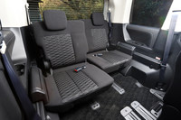 シートレイアウトは2列目ベンチシートの8人乗りと、2列目キャプテンシートの7人乗りの2種類。3列目シートには分割格納機構に加え、スライド調整機構も備わっている。