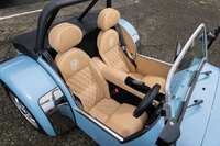 乗車については、オープン時はさておき“屋根付き”の状態ではいささか難儀する。お決まりの手順があり、まずはサイドシルをまたいで左足を車内に収め、腰を折って体を潜り込まる。次いでサイドシルとセンターコンソールに手をついて体を支えながら、右足を折り込み、ダッシュボード下に滑り込ませる。最後に座席にお尻を落として完了だ。