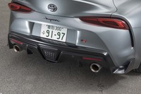 「RZ」ではマフラーエンドが直径100mmのヘアライン仕上げとなる（他グレードは同90mmのクロームメッキ仕上げ）。