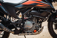 エンジンは「390デューク」と同じ排気量373.2ccの水冷4ストローク単気筒 DOHC 4バルブ。最高出力44PS、最大トルク37N・mというスペックも共通である。