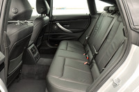 ホイールベースは110mm延長された。それに伴い、後席の足元の空間が70mm拡大されている。