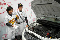 エンジンオイルのチェックを体験した、茨城ゴールデンゴールズの紅一点、片岡選手は、「自動車の点検というと難しそうなイメージがあったのでやってませんでしたが、今回私にも簡単にできることを実感したので、みなさんに伝えていきたいです」とコメント。