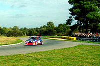 
	「R5マキシ」を駆るジャン・ラニョッティ。観客の目前でマシンを回転させながら走行するなどスペクタクルを披露。
	 