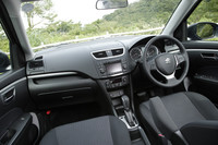 ブラックを基調としたスポーティなデザインのコクピット。「XS」グレードには、パドルシフトも装備される。テスト車には、ディーラーオプションのAM/FMラジオ付きCDプレーヤー（5万7330円）とUSB接続ソケット＆ケーブル（8348円）が付いていた。
