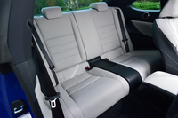 後席の様子。定員はご覧の通り2人で、ガソリン車、ハイブリッド車ともに背もたれは6：4の分割可倒式となっている。
    