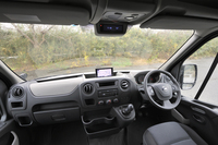 前席からの眺めはこんな感じ。アイポイントが高いため視界は良好。ただし後方視界は荷室との隔壁と車体後端の扉に遮られるため、なきに等しい。