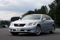 【テスト車 バージョンSZ lパッケージのオプション装備】
プリクラッシュセーフティシステム＋レーダークルーズコントロール＋ファイングラフィックメーター＋ナイトビュー＝56万7000円／クリアランスソナー＋インテリジェントパーキングアシスト＝11万9700円／パワートランクリッド＝5万7750円／マークレビンソン プレミアムサラウンドサウンドシステム＝26万7750円／セキュリティカメラ＝8万4000円／DSRCユニット＝2万2050円／寒冷地仕様＝2万3100円