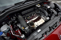 1.6リッター直4ターボエンジンは270psと33.7kgmを発生。「RCZ」（200ps仕様）と比較して35％のパワーアップを果たしている。