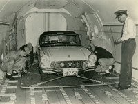 貨物機に積まれる「ホンダS600」。